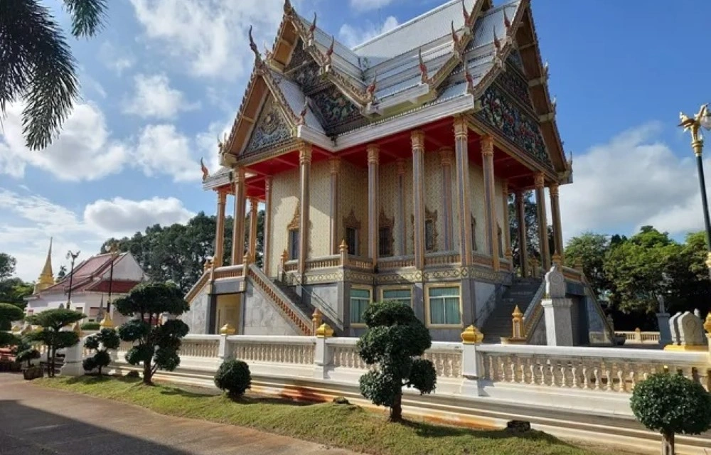 Wat Phai Lom  in Tha Mai Pictures